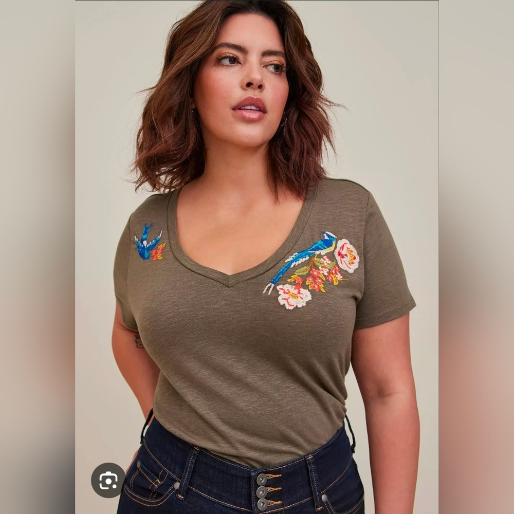 Torrid Relaxed Green Embellished Short Sleeve Tee. Size 00